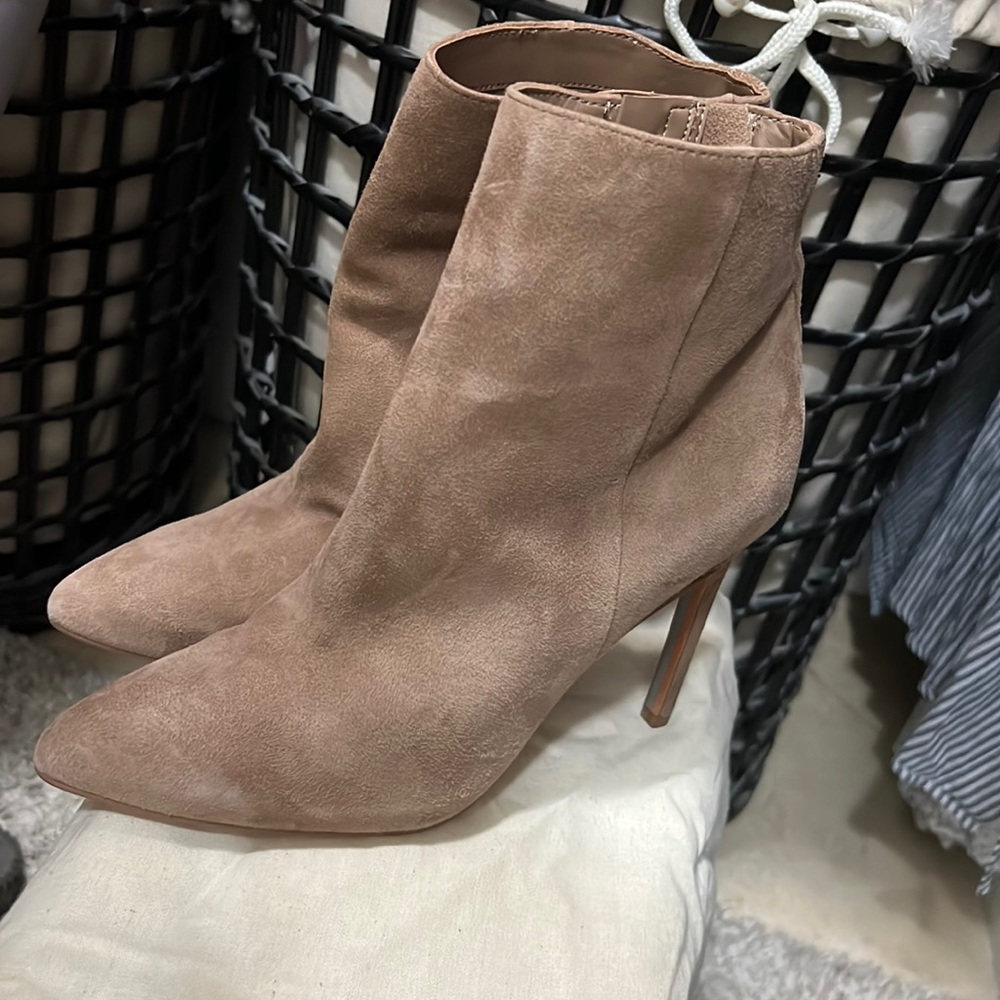 Sam Edelman booties in Tan color, in great used condition.